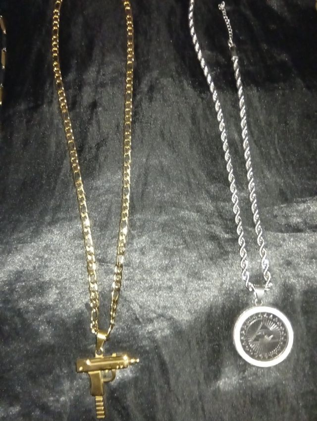 Collar de oro y plata con colgantes 20€ cada uno