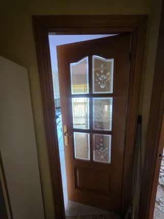 Puerta de madera con cristal