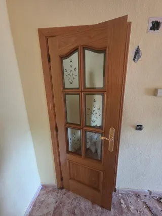 Puerta de madera con cristal