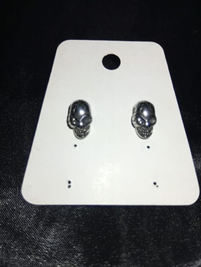 Pendientes de calavera plateados Cada par 10€