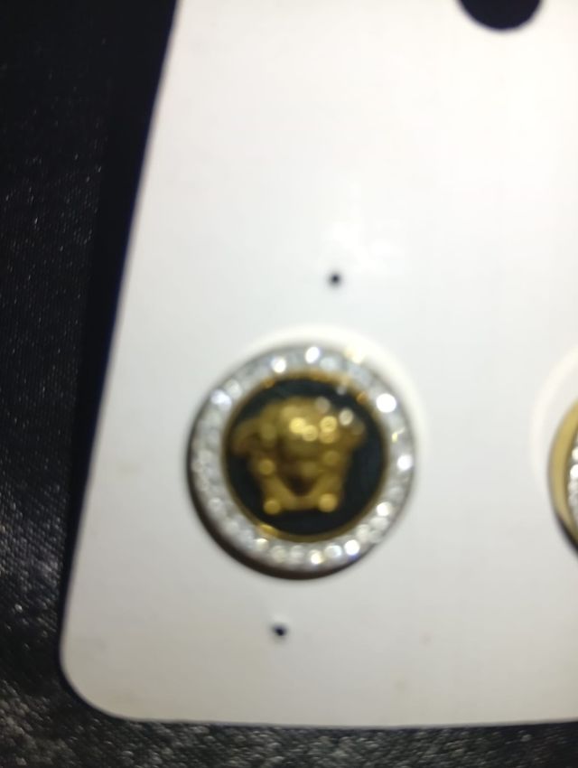 Pendientes de calavera plateados Cada par 10€