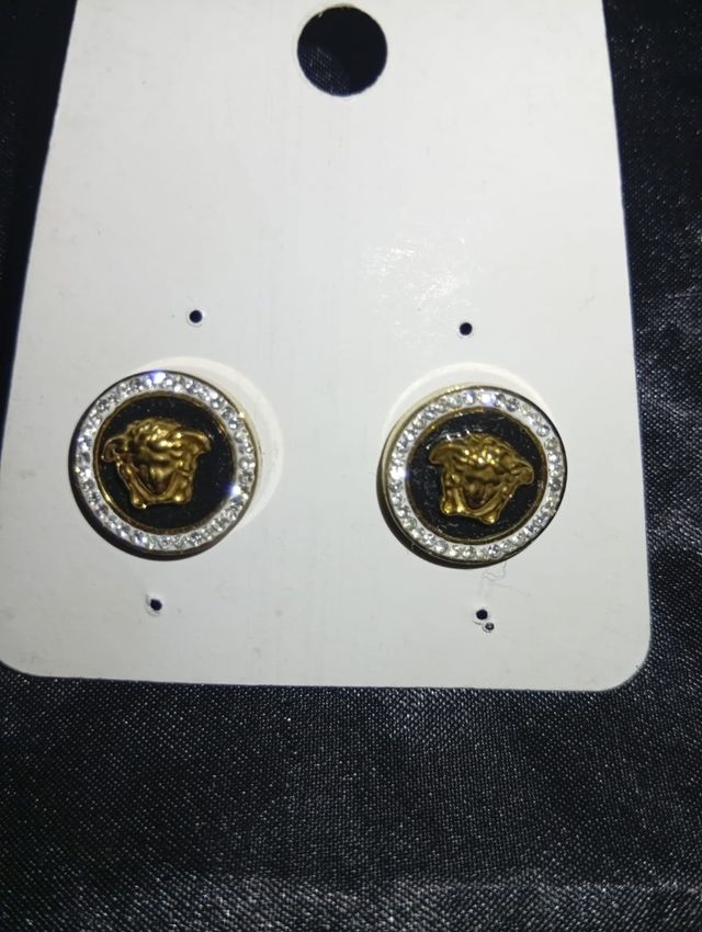 Pendientes de calavera plateados Cada par 10€