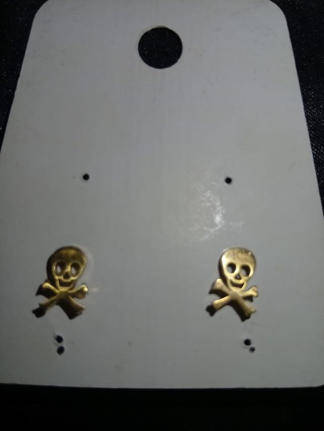 Pendientes de calavera plateados Cada par 10€
