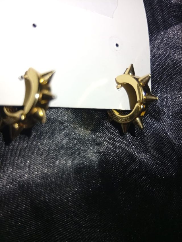 Pendientes de calavera plateados Cada par 10€