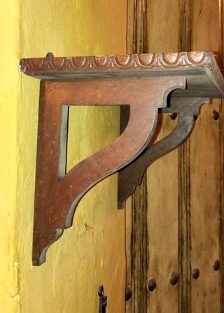 Estantería antigua de madera tallada