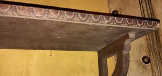 Estantería antigua de madera tallada