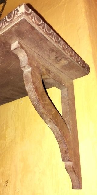 Estantería antigua de madera tallada