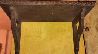 Estantería antigua de madera tallada