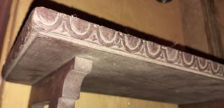 Estantería antigua de madera tallada