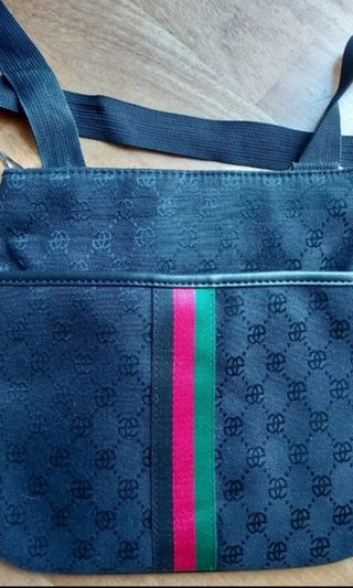 Bolso bandolera negro con rayas
