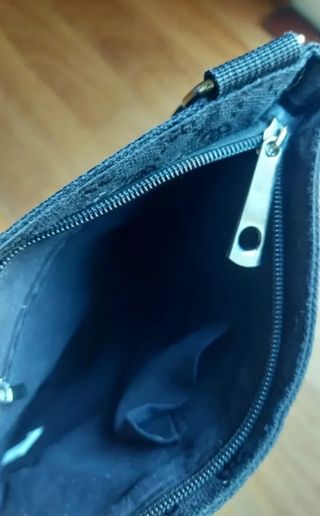 Bolso bandolera negro con rayas