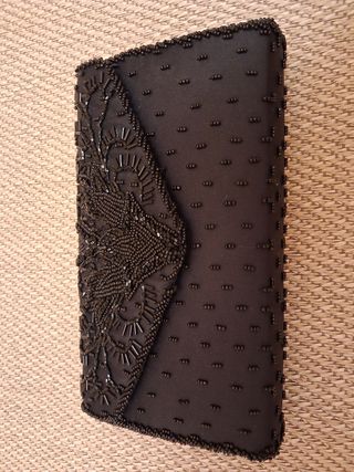 Cartera de mano negra con pedrería