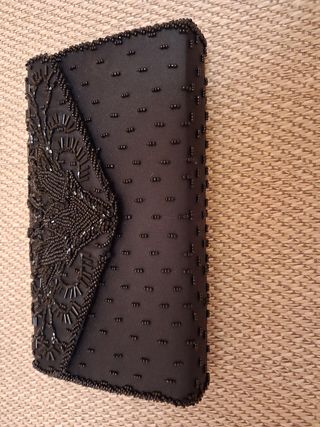 Cartera de mano negra con pedrería