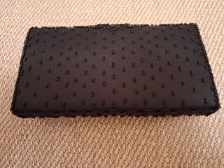 Cartera de mano negra con pedrería