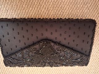 Cartera de mano negra con pedrería