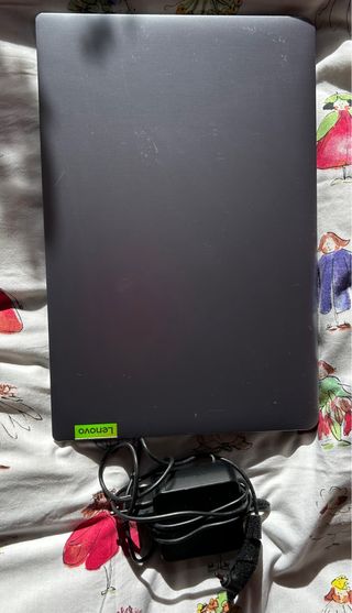 Ordenador portátil Lenovo gris.

