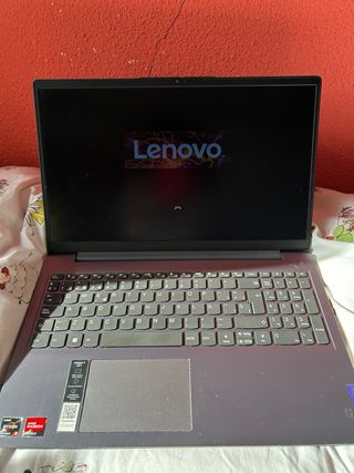 Ordenador portátil Lenovo gris.

