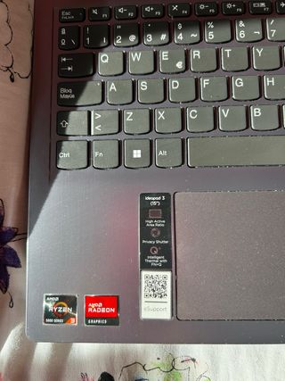 Ordenador portátil Lenovo gris.

