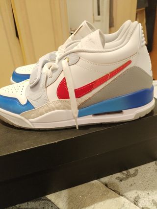 Deportivas Jordan Blancas y Azules