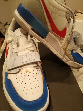 Deportivas Jordan Blancas y Azules