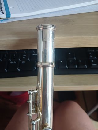 Flauta travesera poco usada con atril y funda