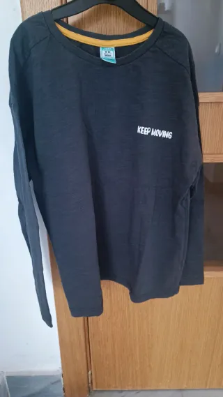 Camiseta gris manga larga KEEP MOVING marca TopTop