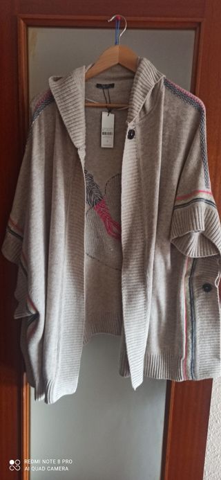 Chaqueta poncho beige con detalles rosa