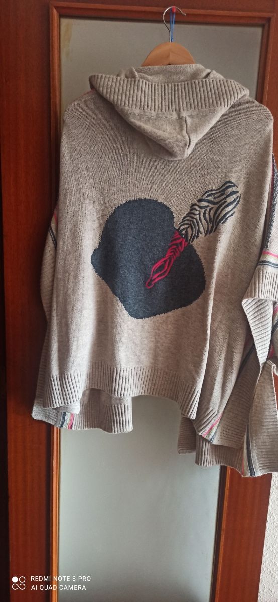 Chaqueta poncho beige con detalles rosa