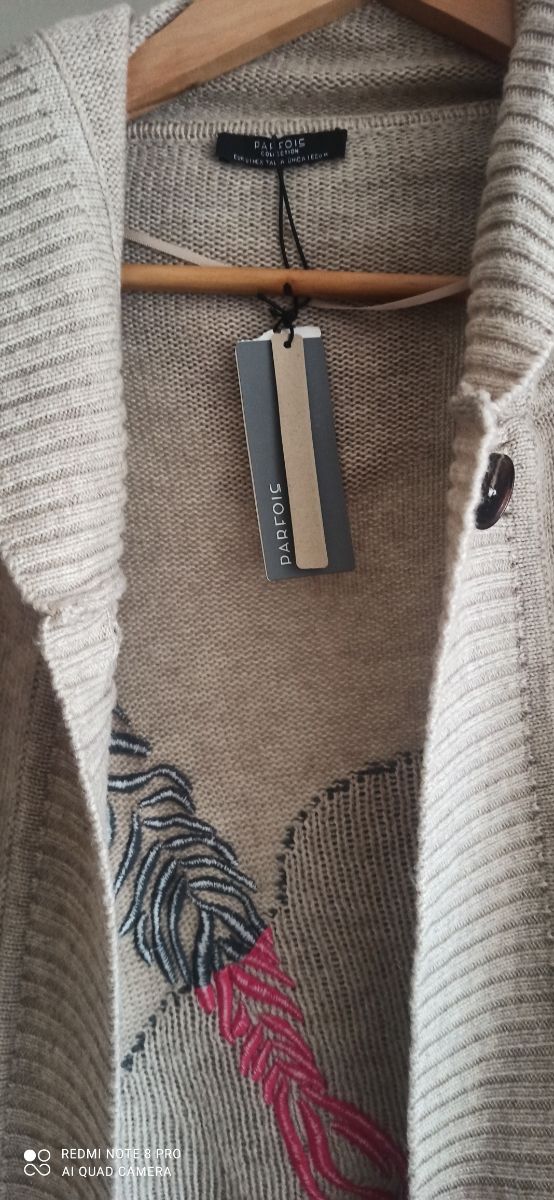 Chaqueta poncho beige con detalles rosa