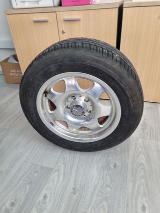 4 Ruedas con llantas de
 Mercedes.
