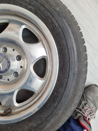 4 Ruedas con llantas de
 Mercedes.