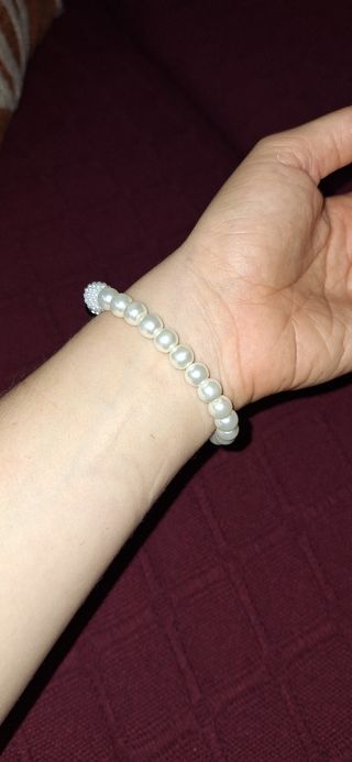 Pulsera de perlas blancas y detalles negros