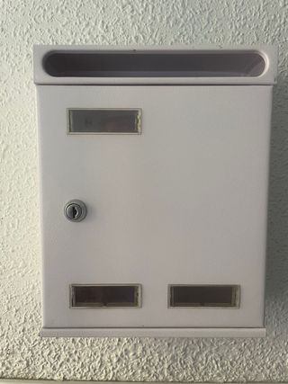 Cassetta postale metallica bianca