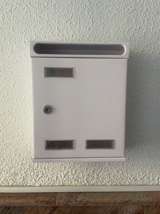 Cassetta postale metallica bianca