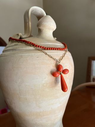 Collar de coral y cruz dorada