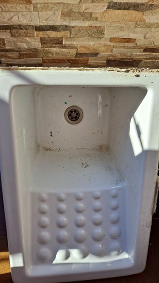 Pila de cerámica de lavadero blanca con soporte