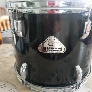 Tambor negro con herrajes cromados