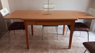 Mesa de cocina extensible y 4 sillas