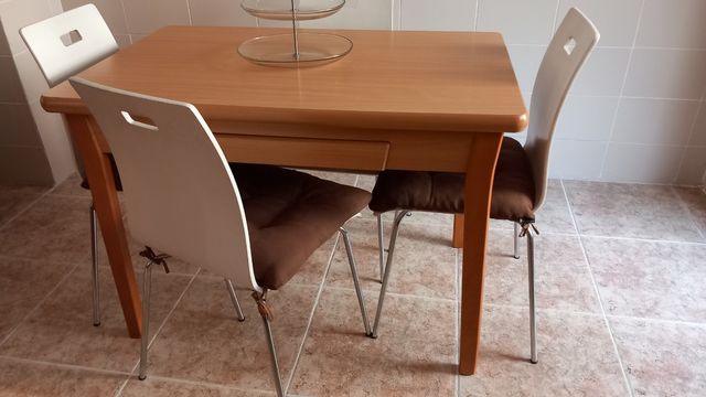 Mesa de cocina extensible y 4 sillas