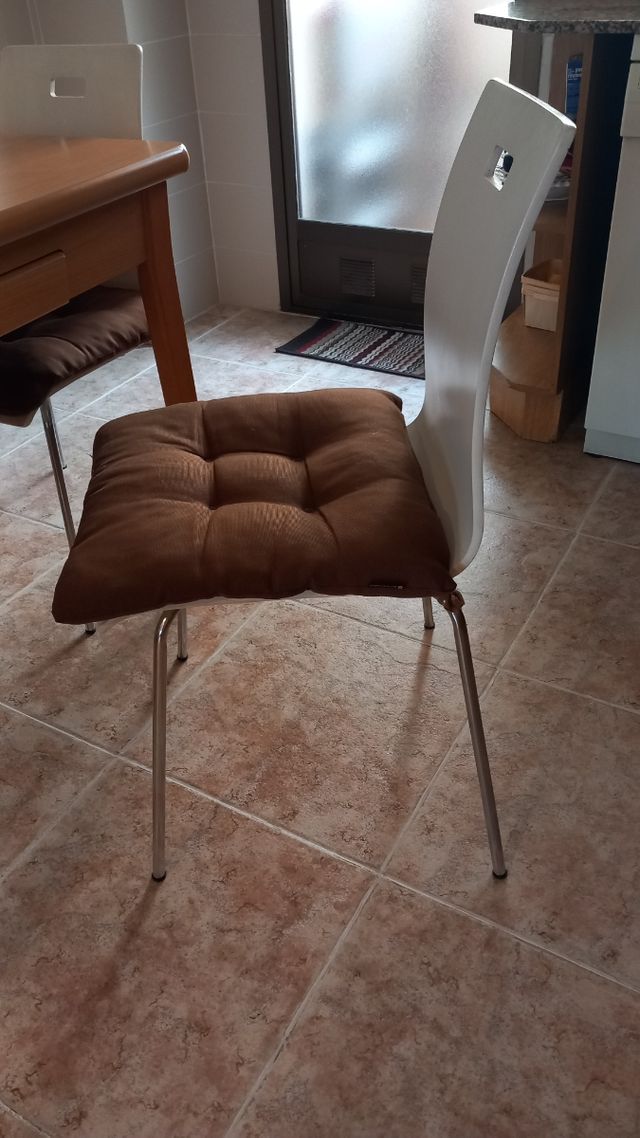 Mesa de cocina extensible y 4 sillas