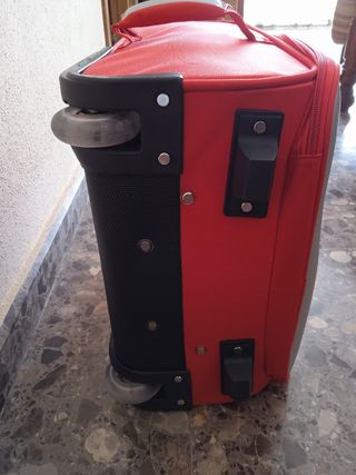 Maleta de viaje roja nueva
