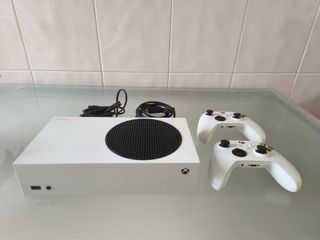 Xbox Serie S + 2 Mandos + 2 juegos