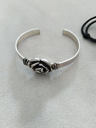 Pulsera plata con diseño de rosa