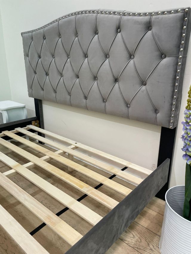 Cama tapizada terciopelo gris y Azul