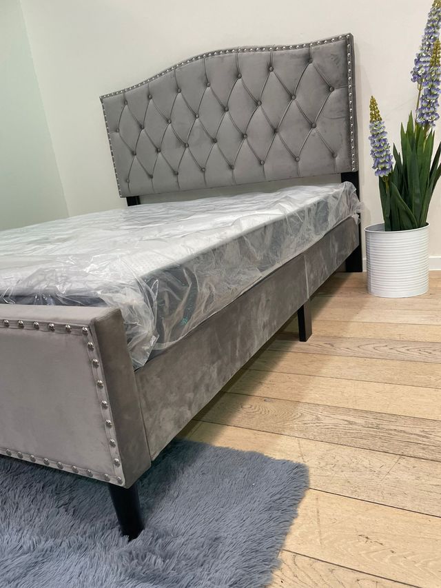 Cama tapizada terciopelo gris y Azul