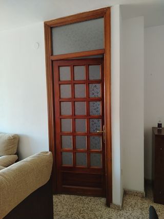Puerta madera con vidrios antiguos