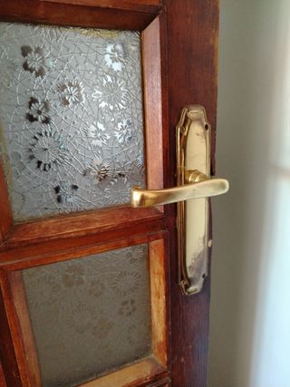 Puerta madera con vidrios antiguos