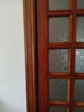 Puerta madera con vidrios antiguos