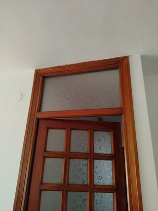 Puerta madera con vidrios antiguos