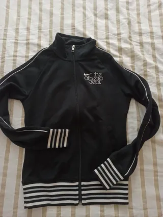 Chaqueta deportiva Nike negra 